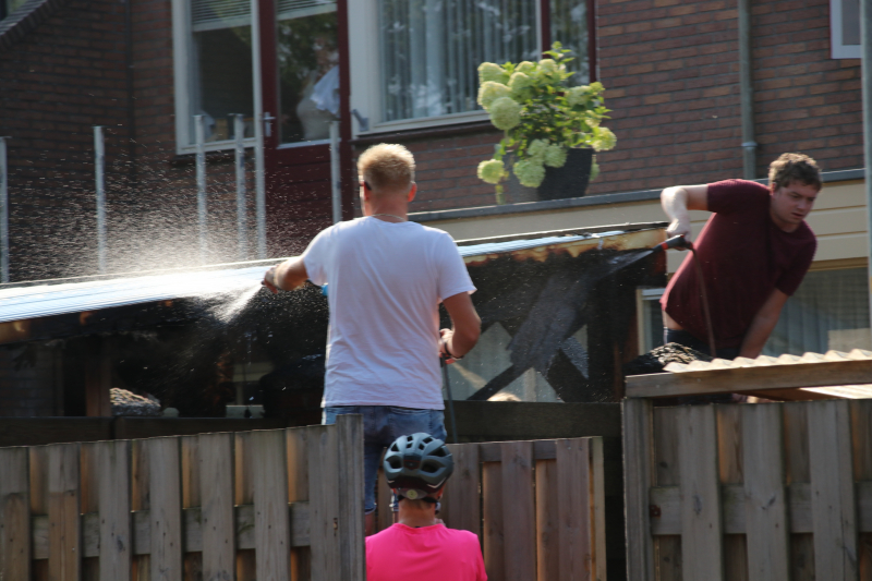 Bewoners en politie blussen schuurbrand