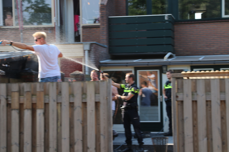 Bewoners en politie blussen schuurbrand