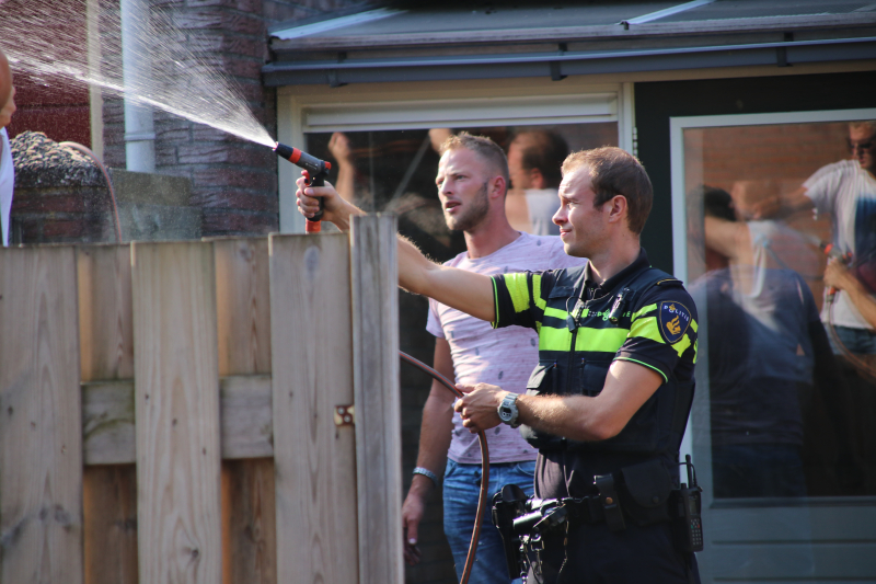 Bewoners en politie blussen schuurbrand