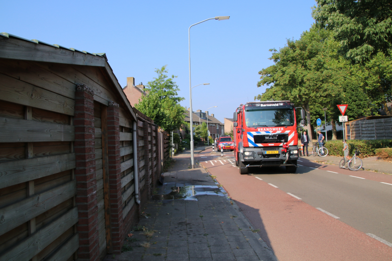 Bewoners en politie blussen schuurbrand