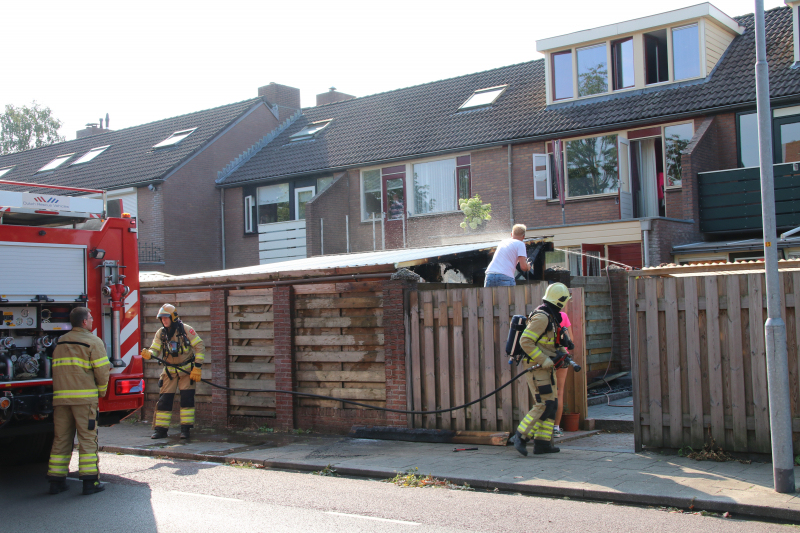 Bewoners en politie blussen schuurbrand