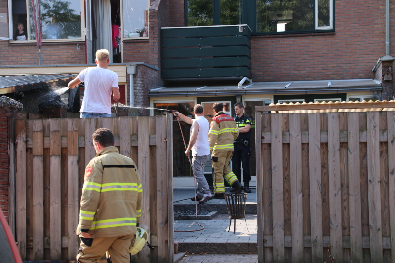 Bewoners en politie blussen schuurbrand