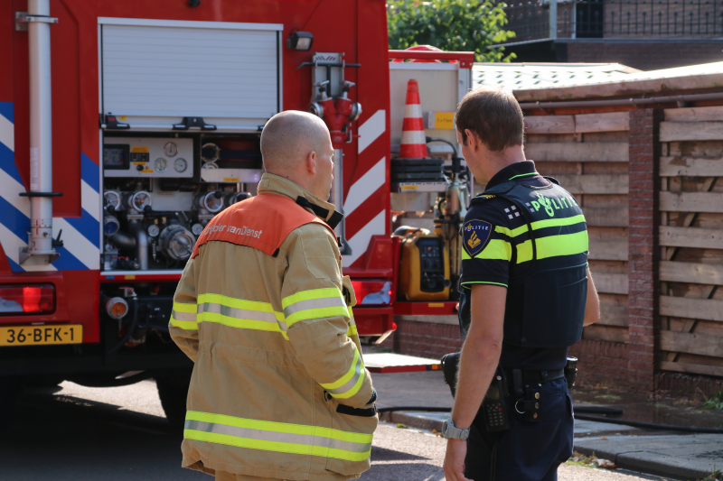 Bewoners en politie blussen schuurbrand
