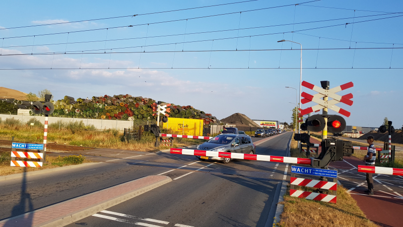 Automobilisten rijden door gesloten spoorbomen bij storing