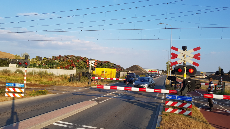 Automobilisten rijden door gesloten spoorbomen bij storing