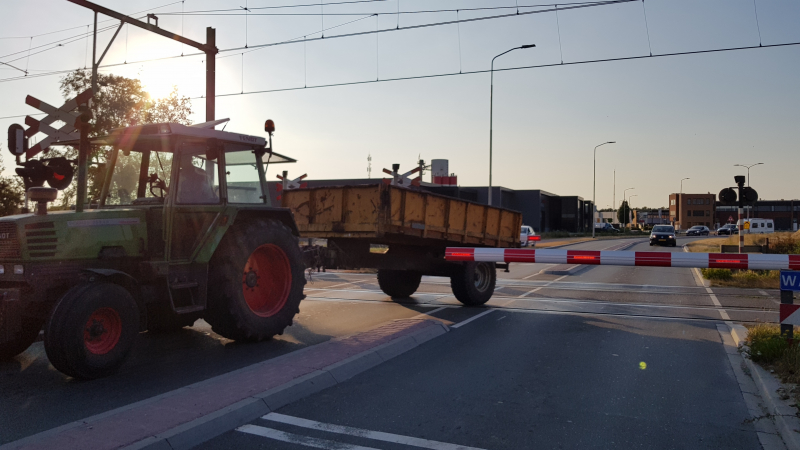 Automobilisten rijden door gesloten spoorbomen bij storing