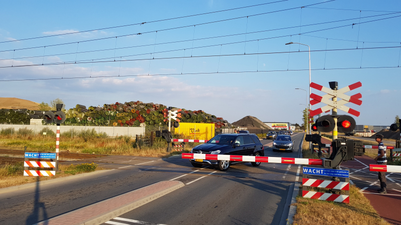 Automobilisten rijden door gesloten spoorbomen bij storing