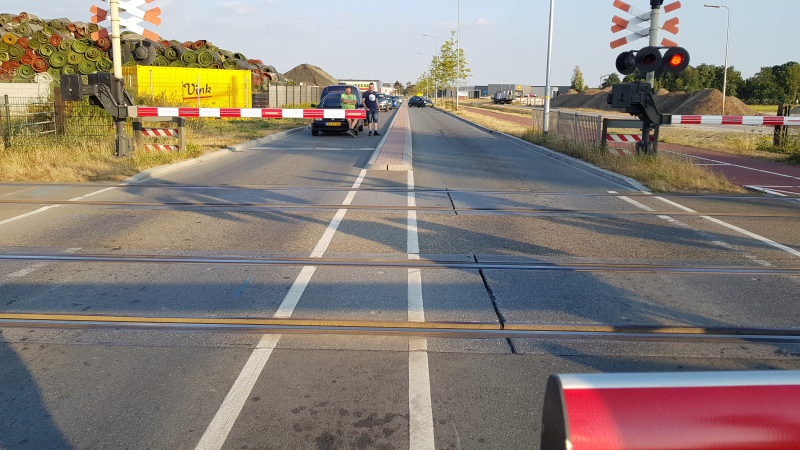 Automobilisten rijden door gesloten spoorbomen bij storing