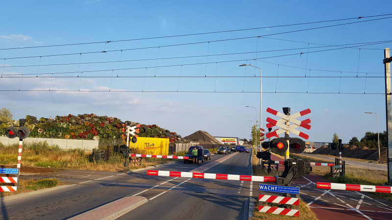 Automobilisten rijden door gesloten spoorbomen bij storing
