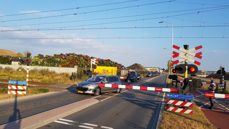 Automobilisten rijden door gesloten spoorbomen bij storing