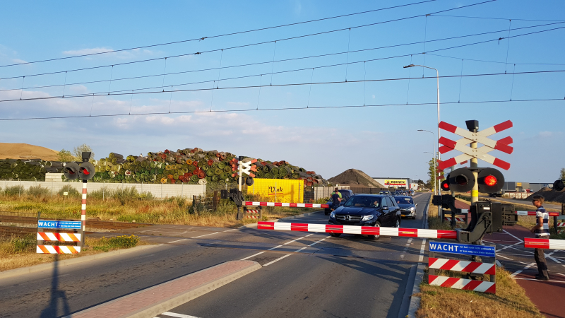 Automobilisten rijden door gesloten spoorbomen bij storing