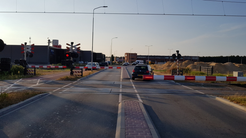 Automobilisten rijden door gesloten spoorbomen bij storing