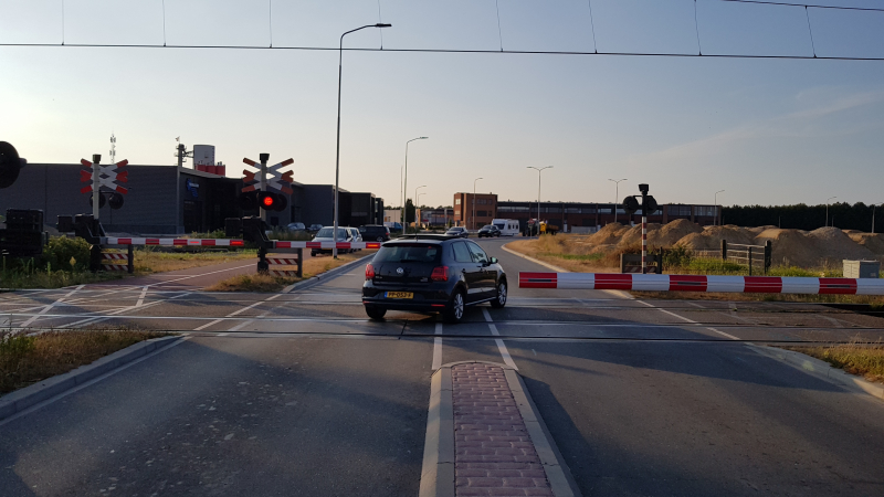 Automobilisten rijden door gesloten spoorbomen bij storing