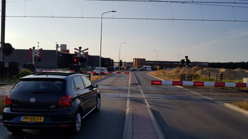 Automobilisten rijden door gesloten spoorbomen bij storing
