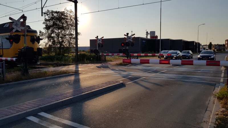 Automobilisten rijden door gesloten spoorbomen bij storing