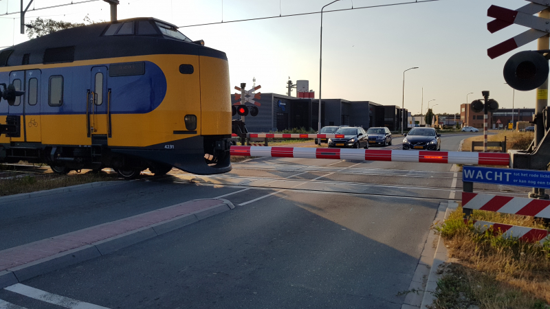Automobilisten rijden door gesloten spoorbomen bij storing