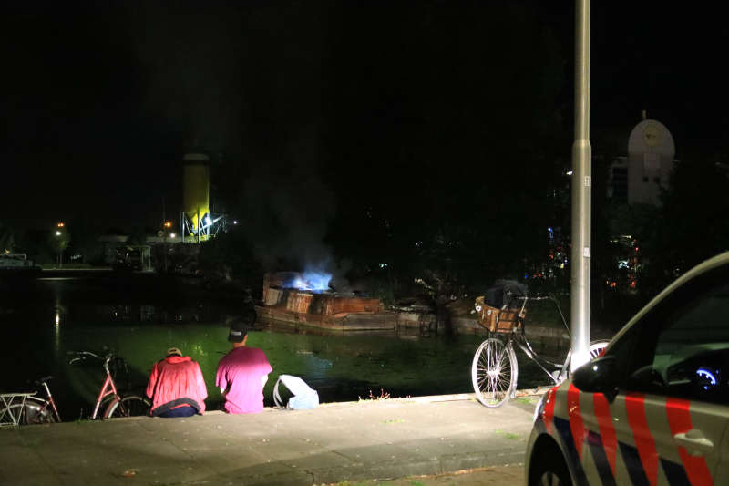 Uitslaande brand op woonboot