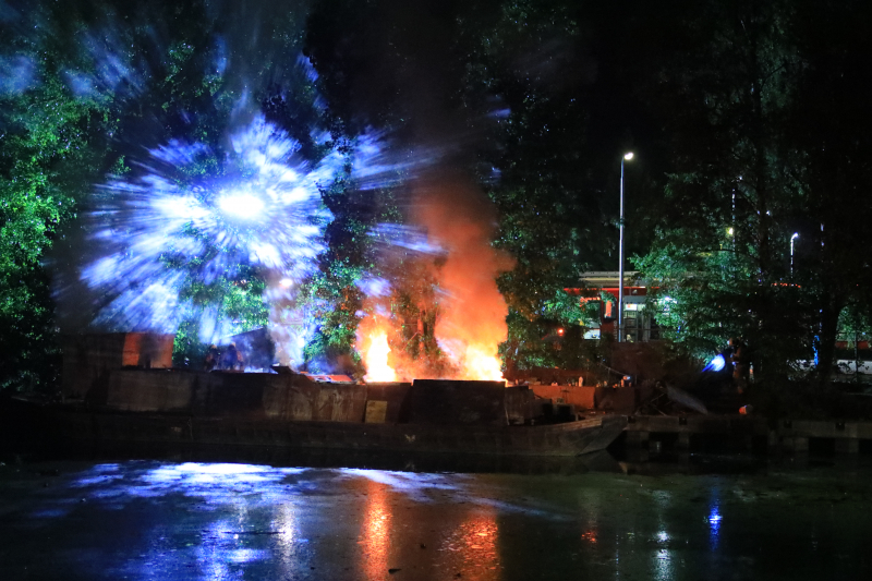 Uitslaande brand op woonboot