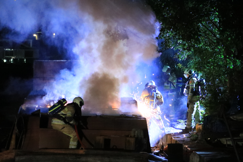 Uitslaande brand op woonboot