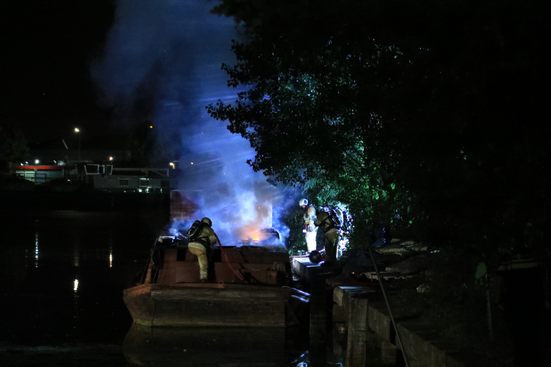 Uitslaande brand op woonboot