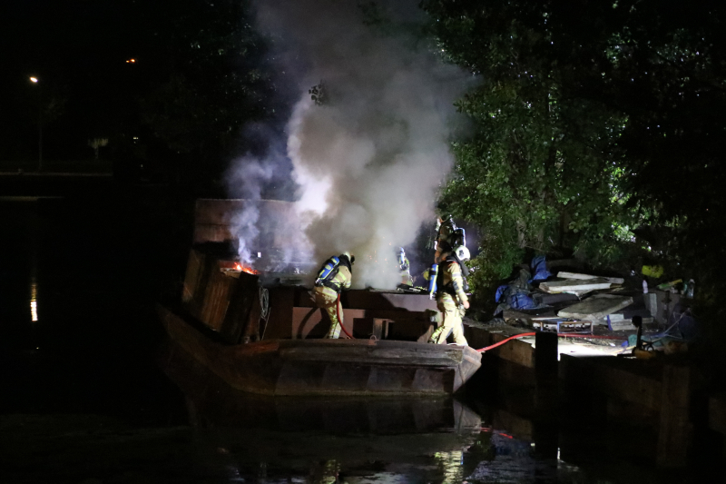 Uitslaande brand op woonboot