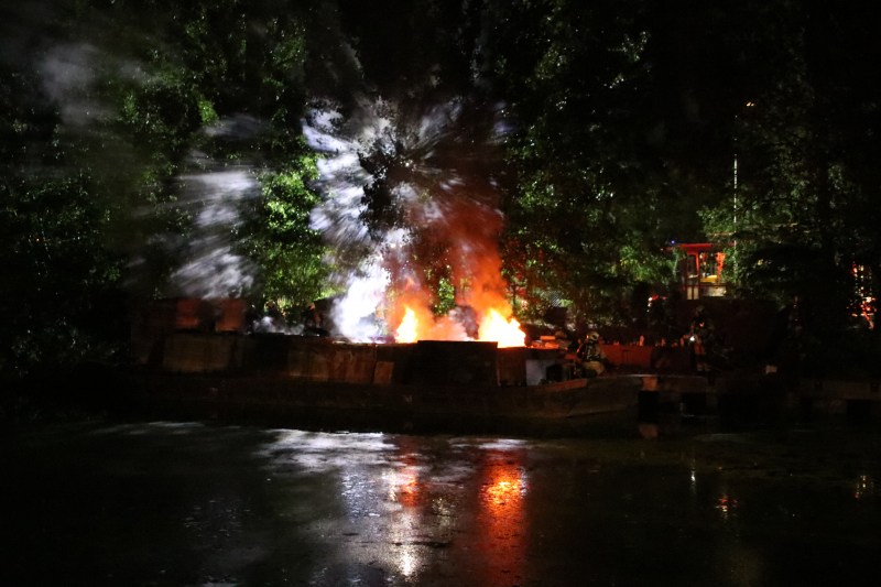 Uitslaande brand op woonboot