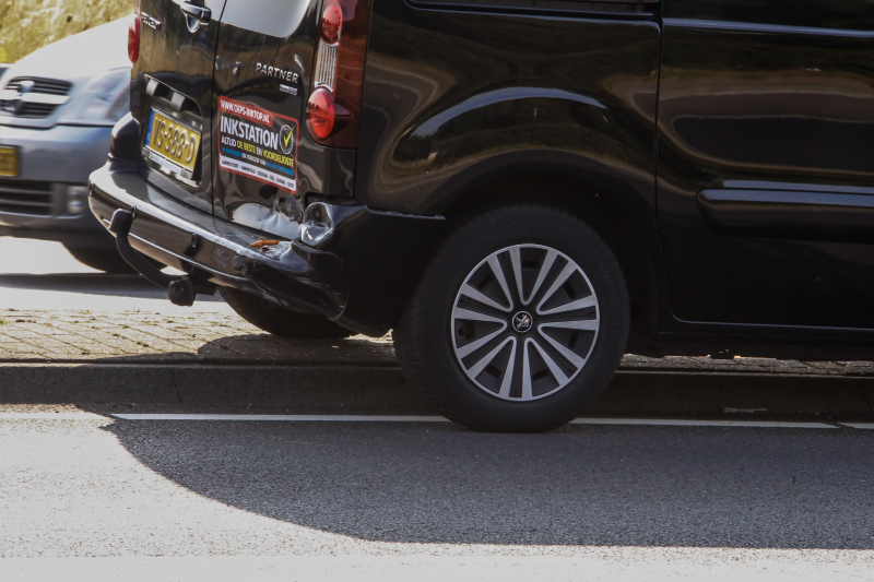 Twee auto's botsen op rotonde