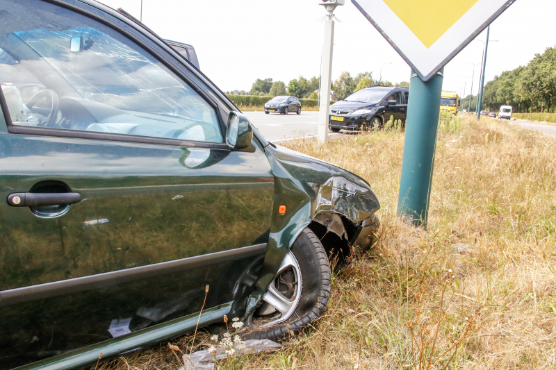 Automobilist vliegt over vluchtheuvel en ramt stoplicht