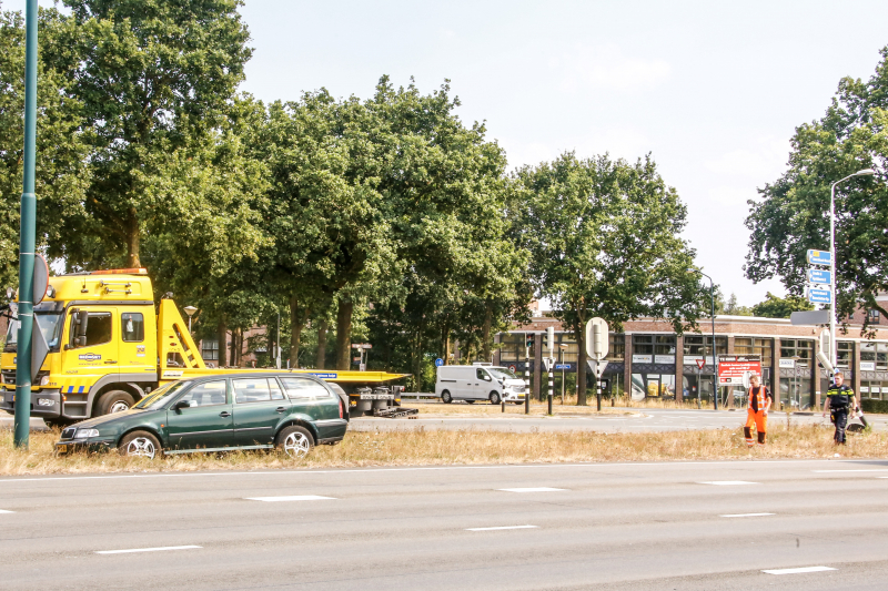 Automobilist vliegt over vluchtheuvel en ramt stoplicht