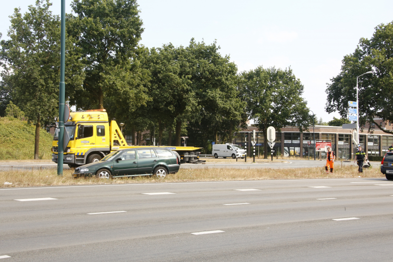 Automobilist vliegt over vluchtheuvel en ramt stoplicht
