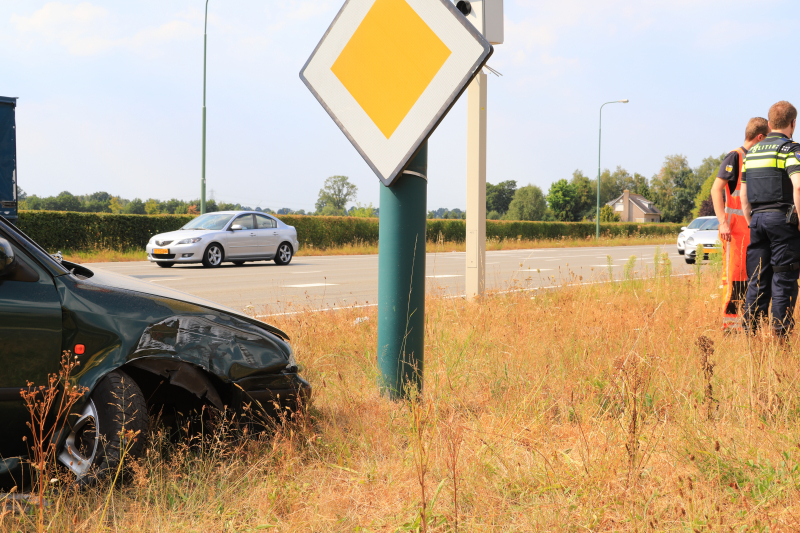 Automobilist vliegt over vluchtheuvel en ramt stoplicht