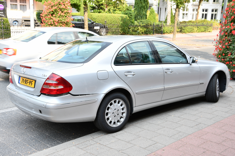 Lange file door fikse kop-staartaanrijding