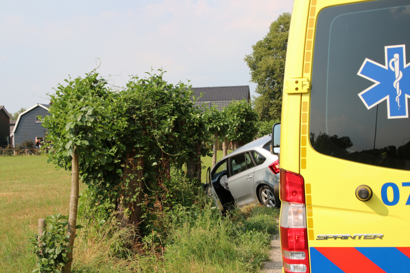 Auto belandt in sloot, bestuurder naar het ziekenhuis