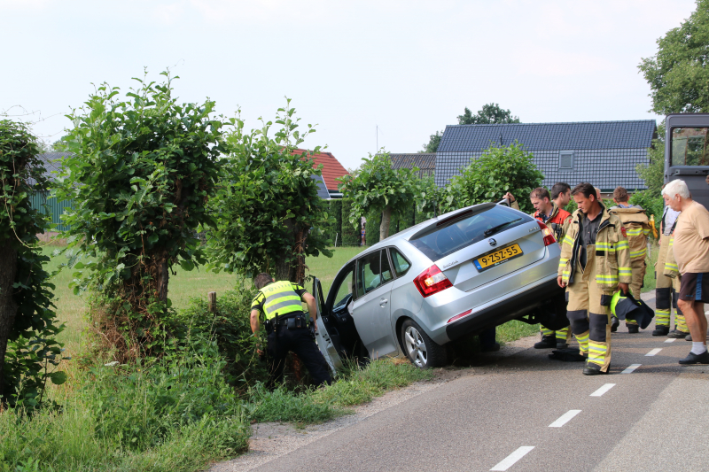 Auto belandt in sloot, bestuurder naar het ziekenhuis