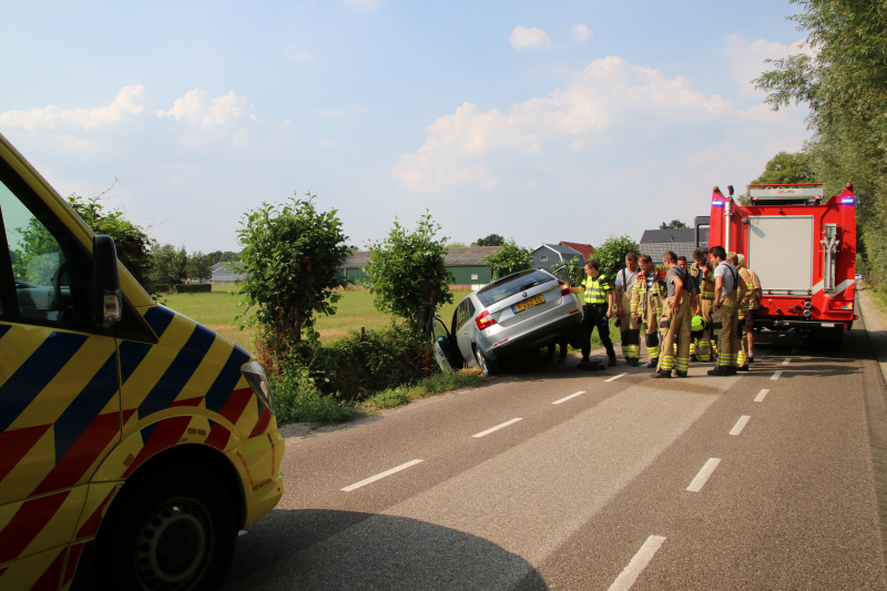 Auto belandt in sloot, bestuurder naar het ziekenhuis