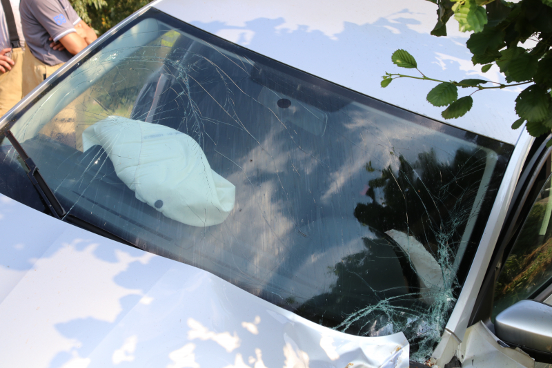 Auto belandt in sloot, bestuurder naar het ziekenhuis