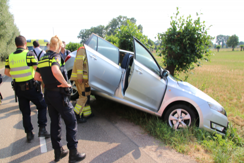 Auto belandt in sloot, bestuurder naar het ziekenhuis