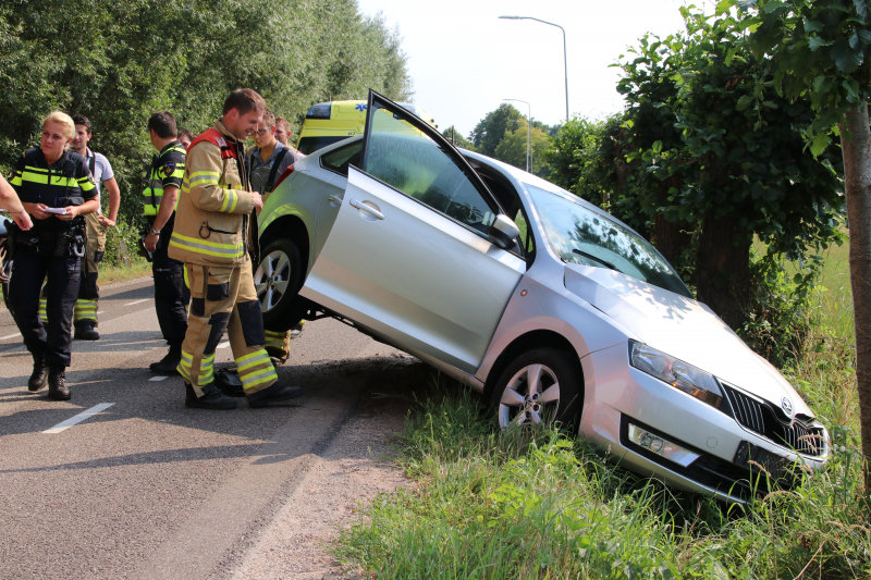 Auto belandt in sloot, bestuurder naar het ziekenhuis