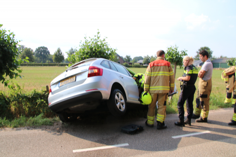 Auto belandt in sloot, bestuurder naar het ziekenhuis