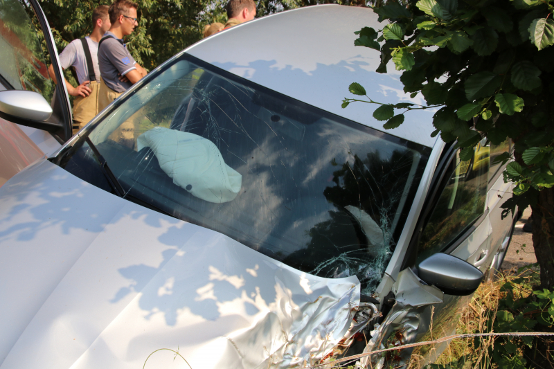 Auto belandt in sloot, bestuurder naar het ziekenhuis