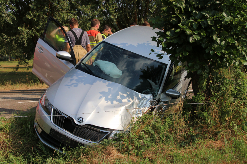 Auto belandt in sloot, bestuurder naar het ziekenhuis