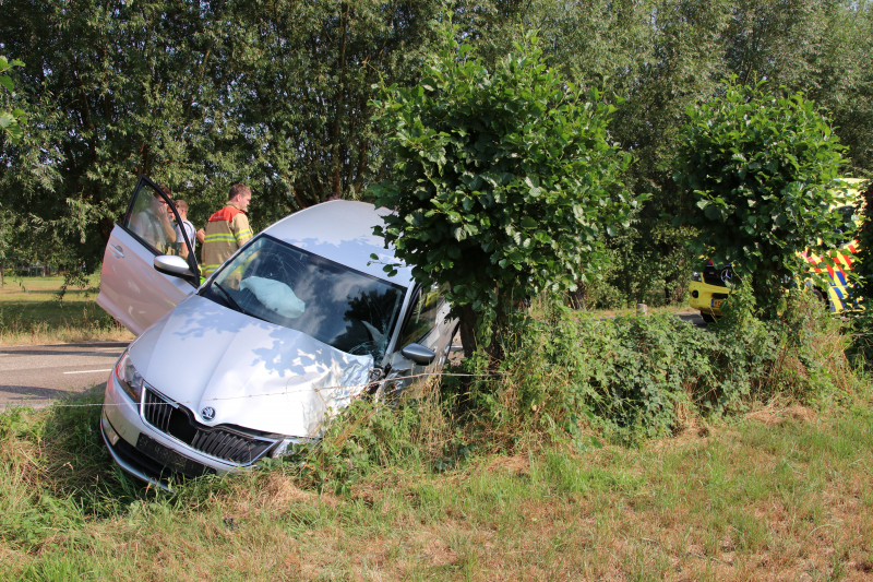 Auto belandt in sloot, bestuurder naar het ziekenhuis