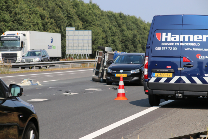 Auto met aanhanger gekanteld