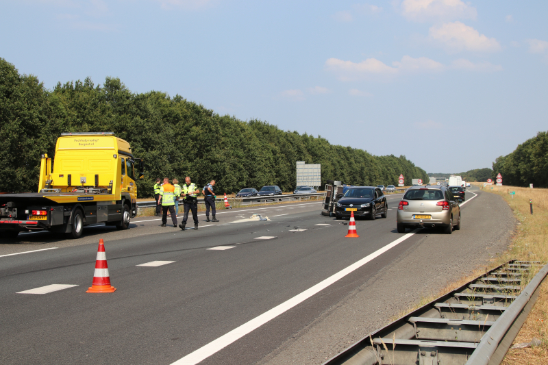 Auto met aanhanger gekanteld