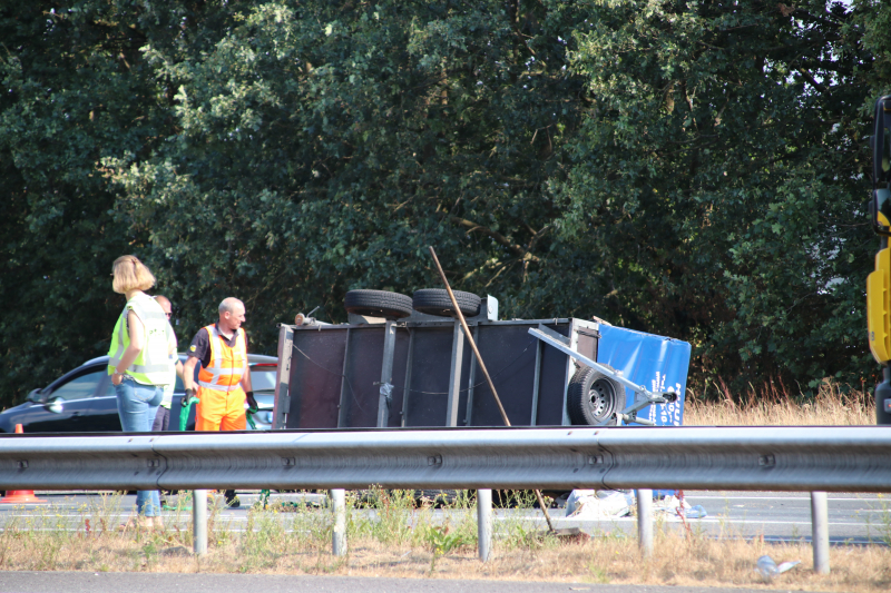Auto met aanhanger gekanteld