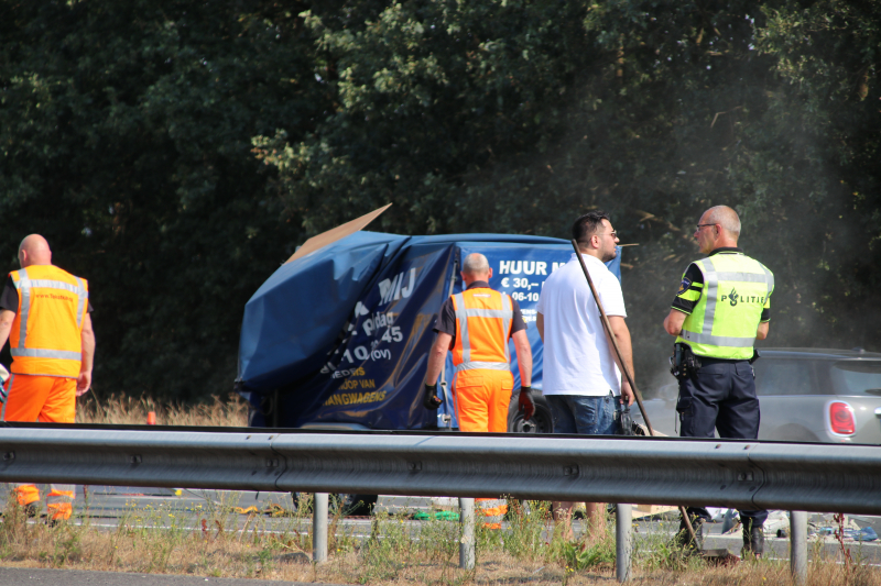 Auto met aanhanger gekanteld