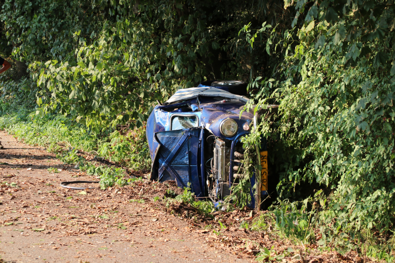 Man en kind vrijwel ongedeerd na zware crash