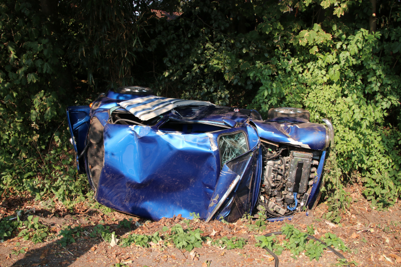 Man en kind vrijwel ongedeerd na zware crash