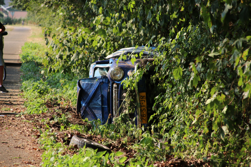 Man en kind vrijwel ongedeerd na zware crash