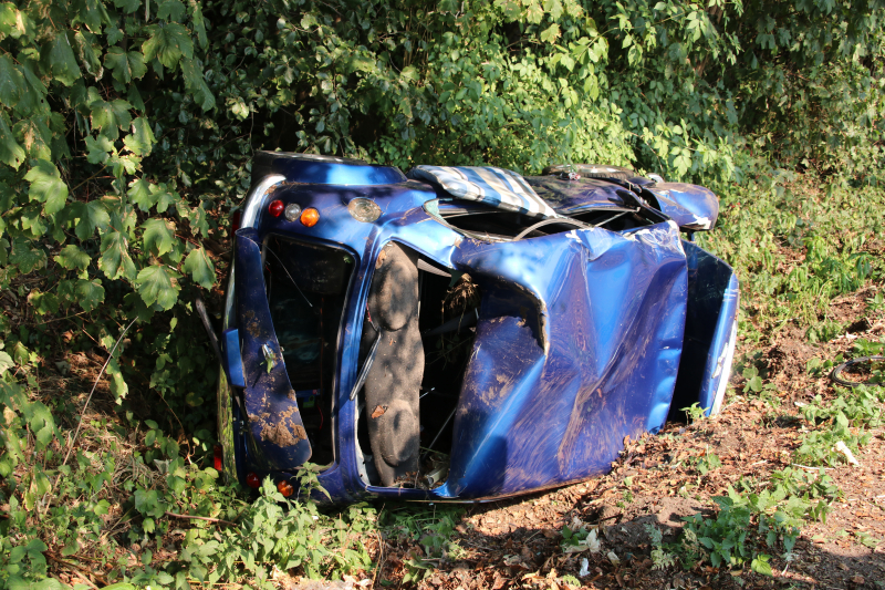 Man en kind vrijwel ongedeerd na zware crash